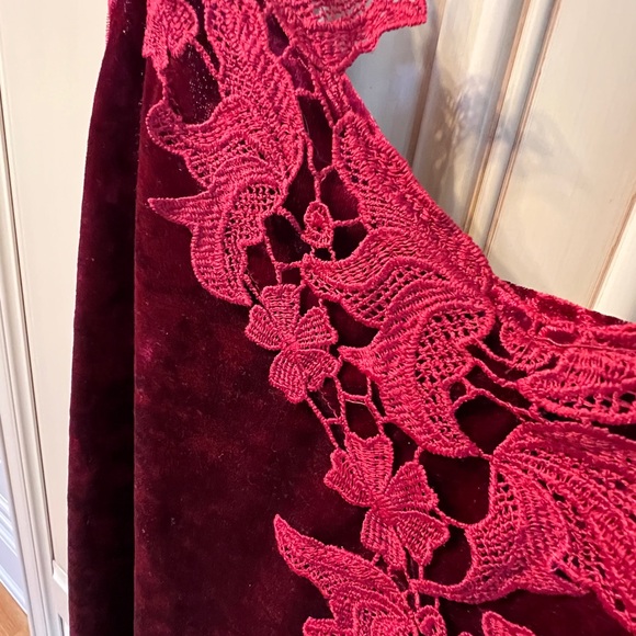 Velvet camisole with adjustable straps - Picture 2 of 4